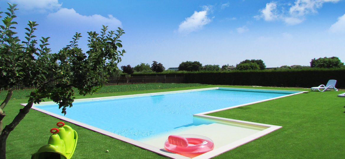 Solarium area and Swimming pool - Hotel Ristorante Casa Rossa